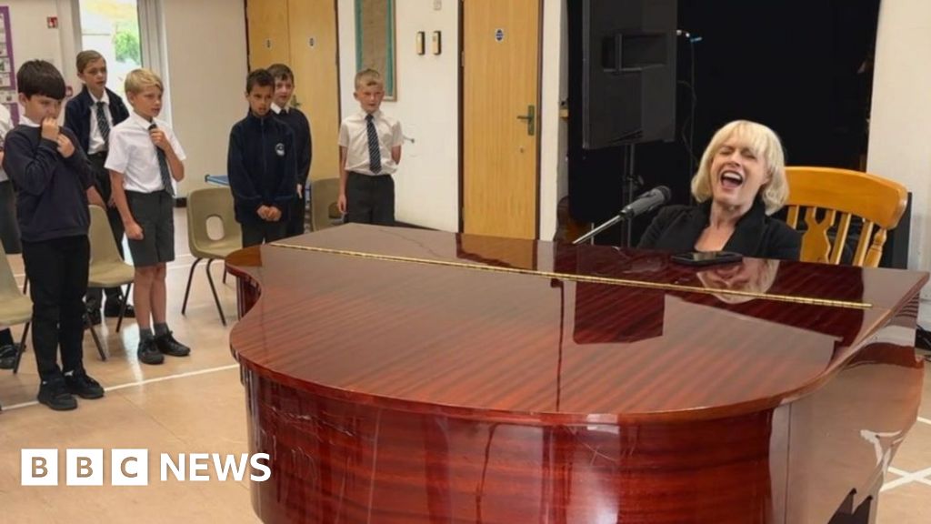 Gwenno's Cornish Culture: Singer Shares Language with Schoolchildren